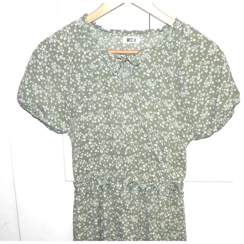 West K Women's Short Sleeve Elastic Waist Tiered Floral Midi Dress in Green Smal